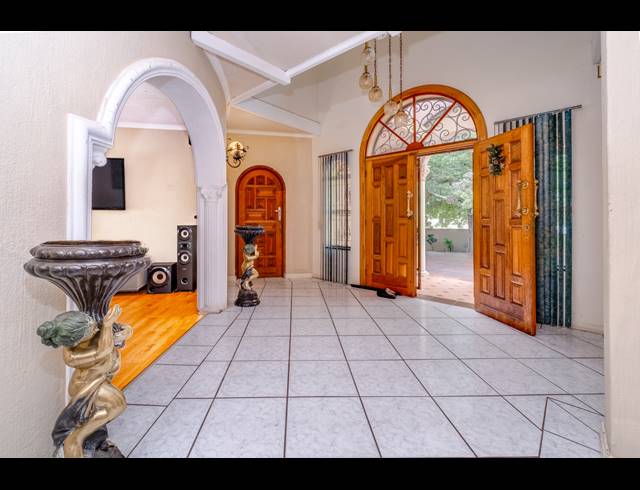 9 BEDROOM FREESTANDING FOR SALE IN BRYANSTON